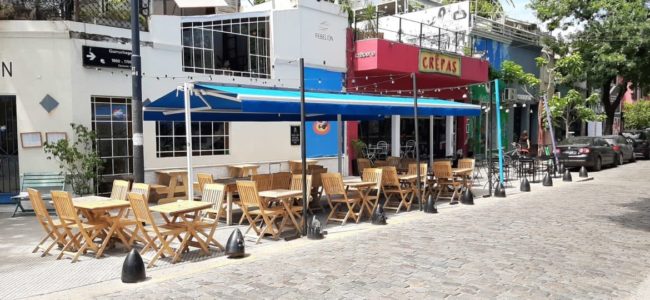 Toldos a Dos Aguas, brazos invisibles, en local comercial, bar en Palermo