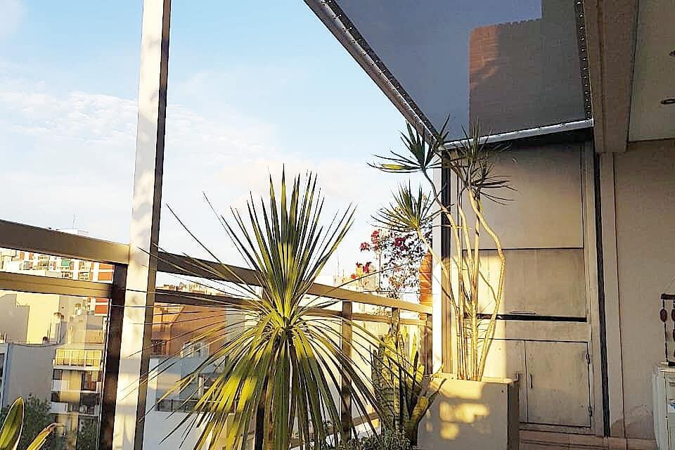 toldo en balcón con pérgola de aluminio en lona microperforada sunworker dickson